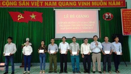 Trung tâm Bồi dưỡng chính trị huyện: Bế giảng lớp Bồi dưỡng nhận thức về Đảng năm 2019